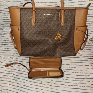 Michael Kors tote/wallet set